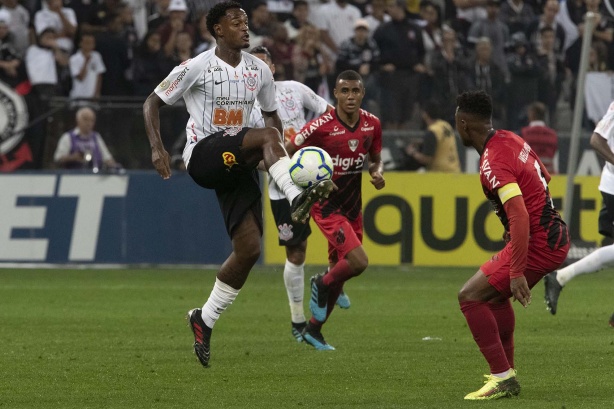 Renê Jr durante partida contra o Athletico-PR, pelo Brasileirão, na Arena Corinthians
