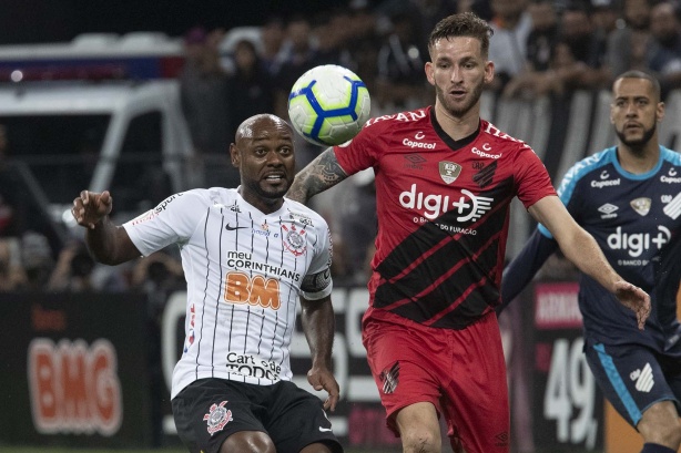 Vagner Love durante partida contra o Athletico-PR, pelo Brasileirão, na Arena Corinthians