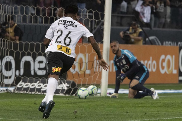 Zagueiro Gil comemora seu gol contra o Athletico-PR, pelo Brasileirão, na Arena