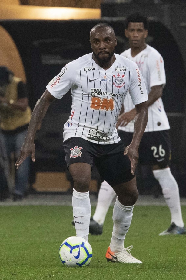 Zagueiro Manoel durante partida contra o Athletico-PR, pelo Brasileirão, na Arena Corinthians
