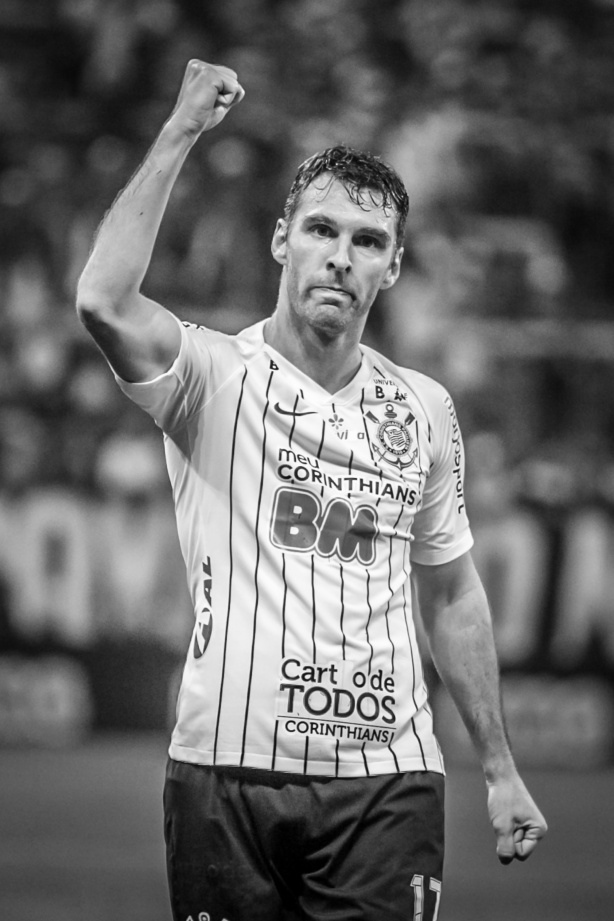 Mauro Boselli comemora seu gol contra o Athletico-PR, na Arena Corinthians