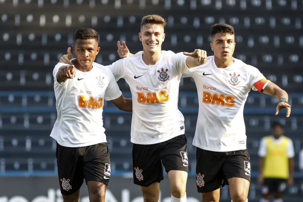 Adson, Piton e Roni durante jogo contra o Guarani pelo Campeonato Paulista Sub-20