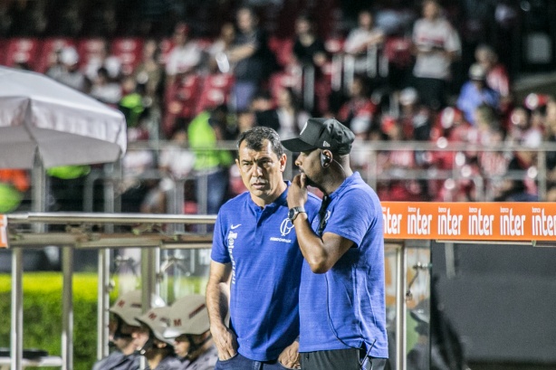 Carille e Fabinho durante Majestoso deste domingo, no Morumbi, pelo Brasileirão