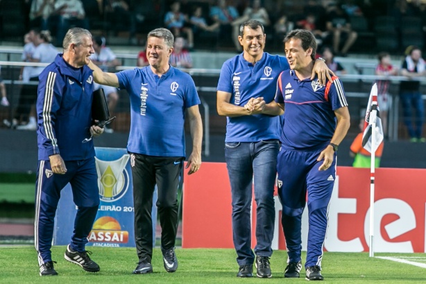 Comissão técnica durante Majestoso deste domingo, no Morumbi, pelo Brasileirão