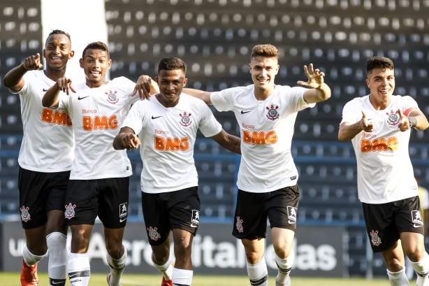 Elenco corinthiano Sub-20 durante jogo contra o Guarani