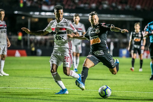 Jogador Clayson durante Majestoso deste domingo, no Morumbi, pelo Brasileirão