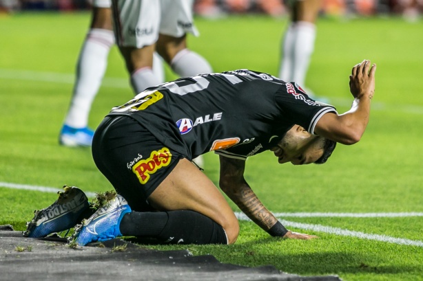 Meia-atacante Clayson durante Majestoso deste domingo, no Morumbi, pelo Brasileirão