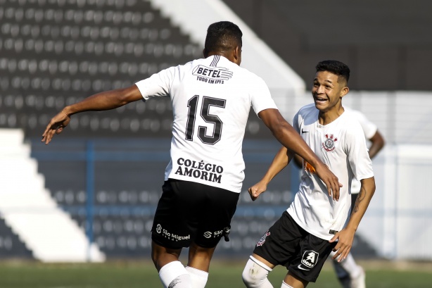 Nathan comemorando o primeiro gol do Corinthians com Adson, pelo Sub-20