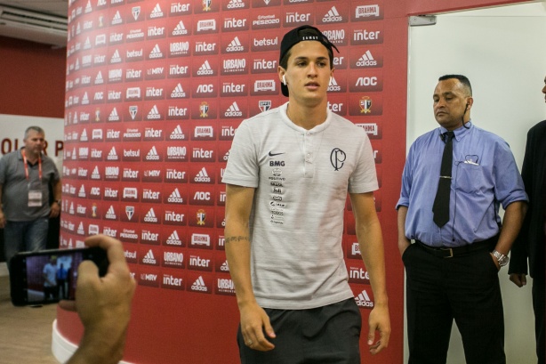 Vital chega ao estádio do Morumbi para Majestoso deste domingo