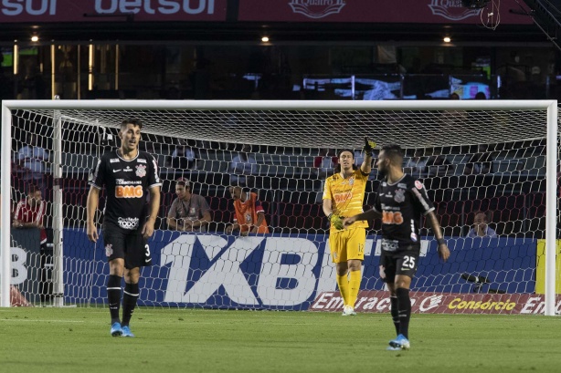 Avelar, Clayson e Cássio durante derrota para o São Paulo, pelo Brasileirão, no Morumbi