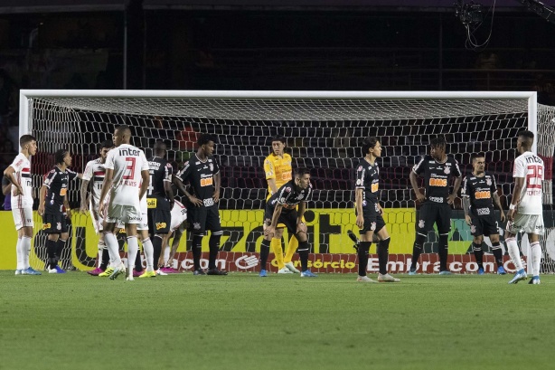 Cássio e companheiros durante derrota para o São Paulo, pelo Brasileirão, no Morumbi