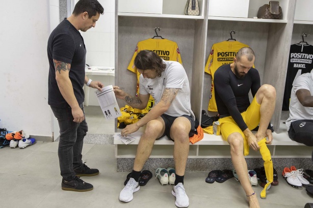 Cássio e Walter no vestiário do Morumbi para jogo contra o São Paulo, pelo Campeonato Brasileiro