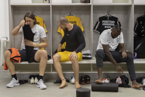 Cássio, Walter e Manoel no vestiário do Morumbi para jogo contra o São Paulo, pelo Brasileirão