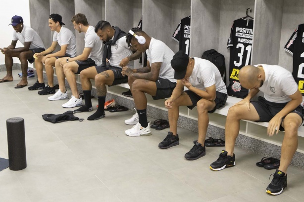 Elenco corinthiano no vestiário do Morumbi para jogo contra o São Paulo, pelo Campeonato Brasileiro