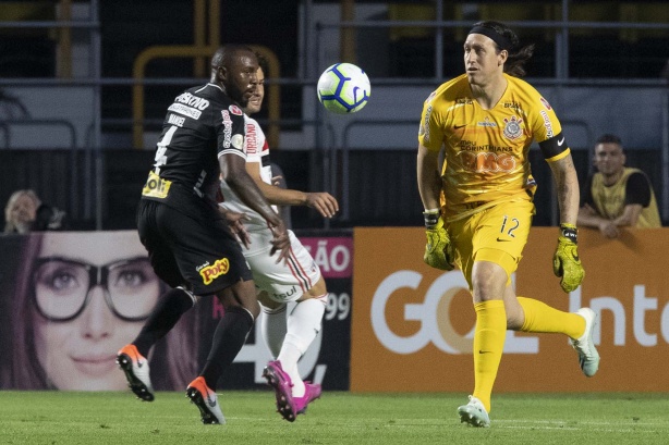 Goleiro Cássio e Manoel durante derrota para o São Paulo, pelo Brasileirão, no Morumbi