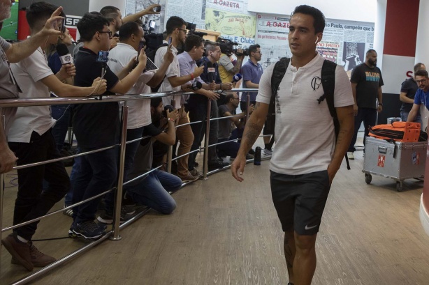 Jadson chega ao Morumbi para jogo contra o São Paulo, pelo Campeonato Brasileiro
