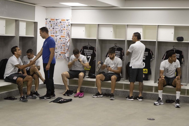 Jogadores do Corinthians no vestiário do Morumbi para jogo contra o São Paulo, pelo Brasileiro