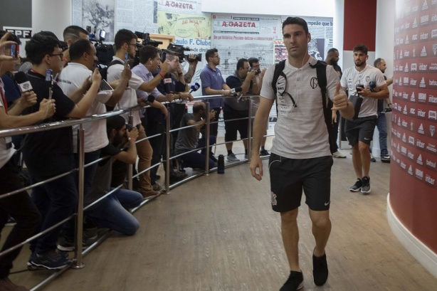 Mauro Boselli chega ao Morumbi para jogo contra o São Paulo, pelo Campeonato Brasileiro