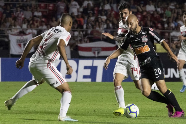 Régis durante derrota para o São Paulo, pelo Brasileirão, no Morumbi