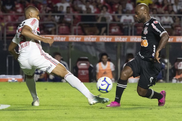 Vagner Love durante derrota para o São Paulo, pelo Brasileirão, no Morumbi