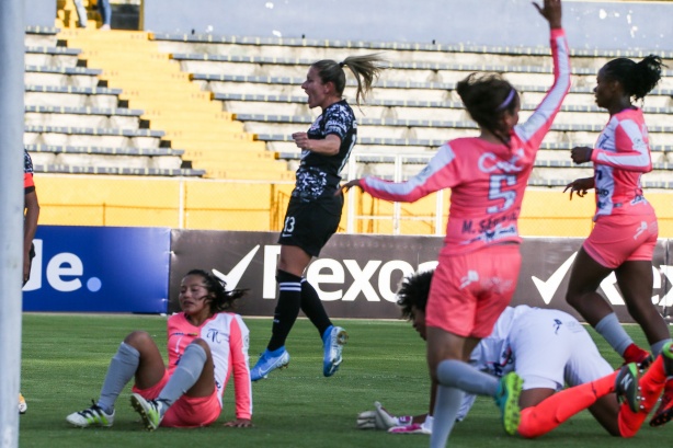 Cacau comemora vitória sobre o Club Ñañas, na estreia da Libertadores Feminina