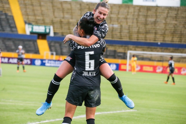 Cacau e Juliete comemorando vitória sobre o Club Ñañas, na estreia da Libertadores Feminina