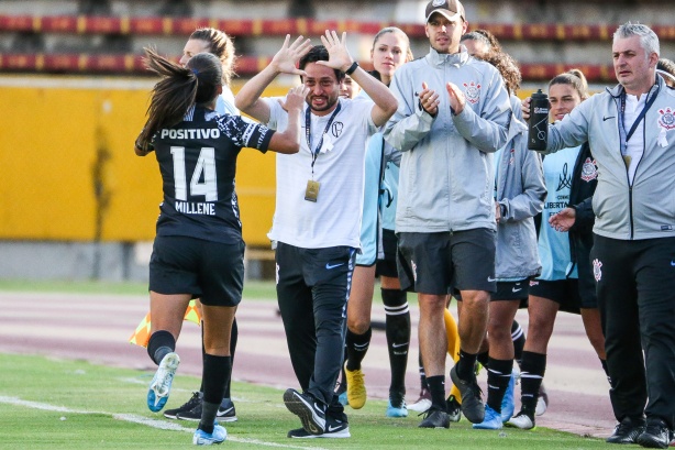 Elenco do Corinthians Feminino comemora a vitória pela estreia da Libertadores