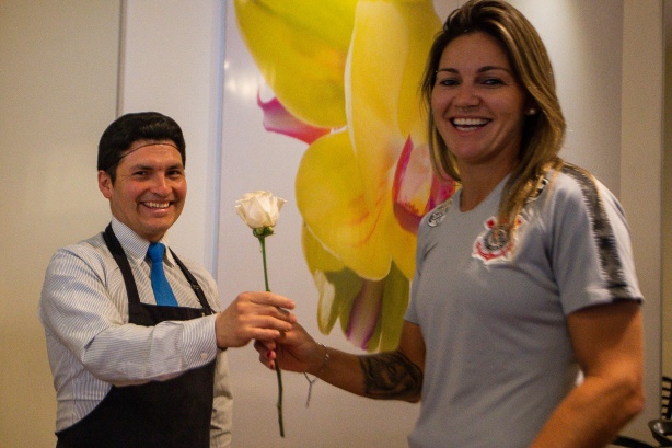 Gabi Zanotti recebe flor durante estreia da Libertadores Feminina