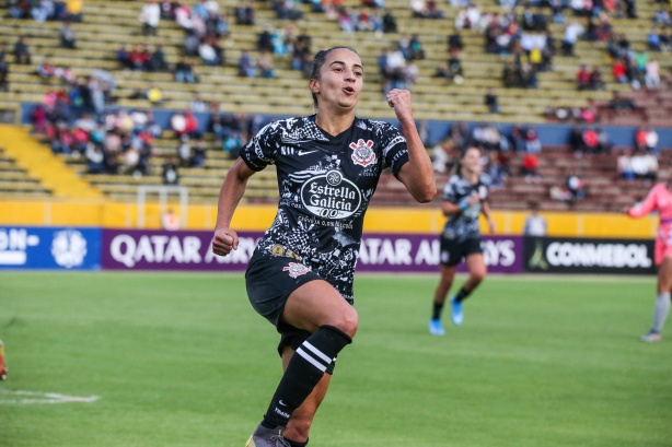 Juliete comemora seu gol contra o Club Ñañas, na estreia da Libertadores Feminina