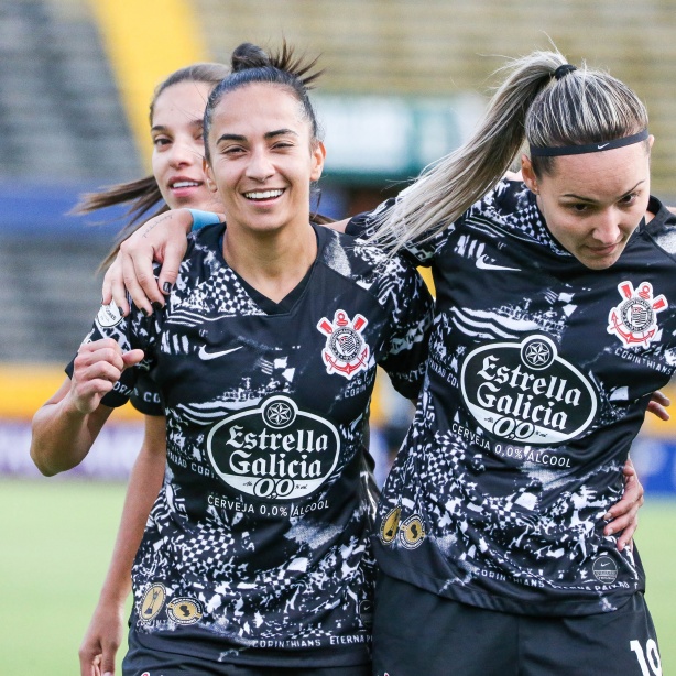 Juliete e Crivelari durante duelo contra o Club Ñañas, na estreia da Libertadores Feminina