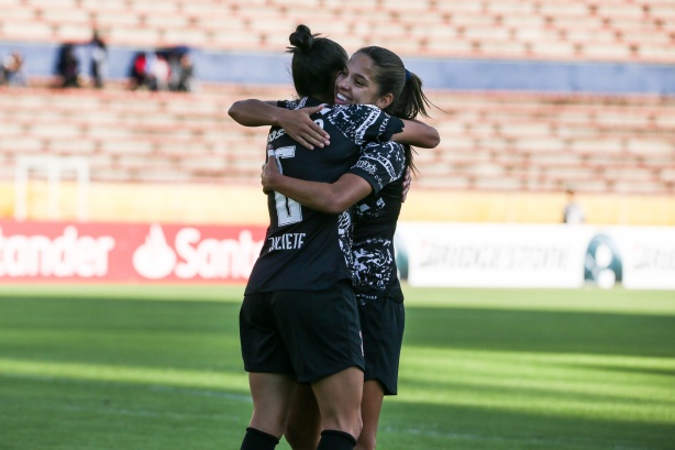 Juliete e Millene comemoram vitória sobre Club Ñañas, na estreia da Libertadores Feminina