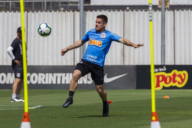 Meia Ramiro inicia preparação para duelo contra o Goiás
