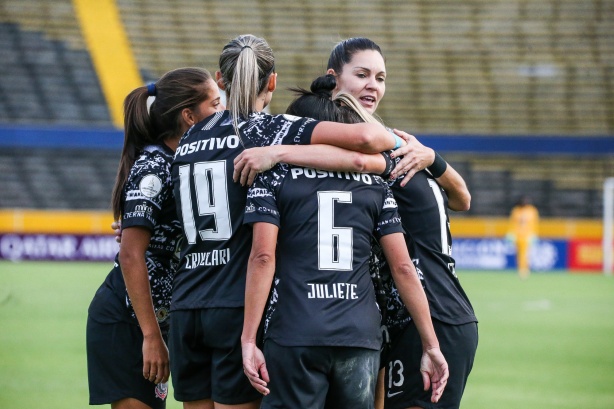 Meninas do Feminino no jogo contra o Club Ñañas, na estreia da Libertadores Feminina