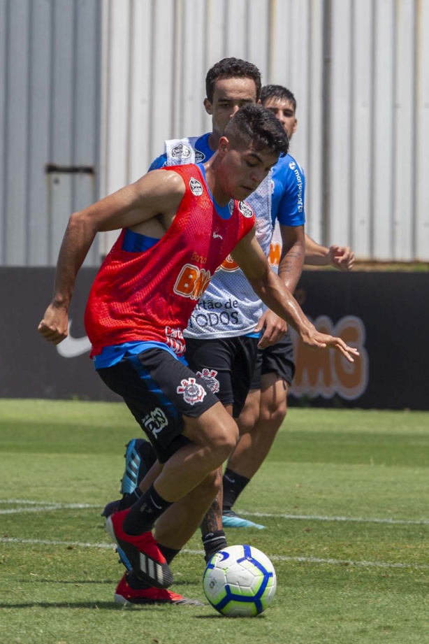 Roni e Jadson iniciam preparação para duelo contra o Goiás