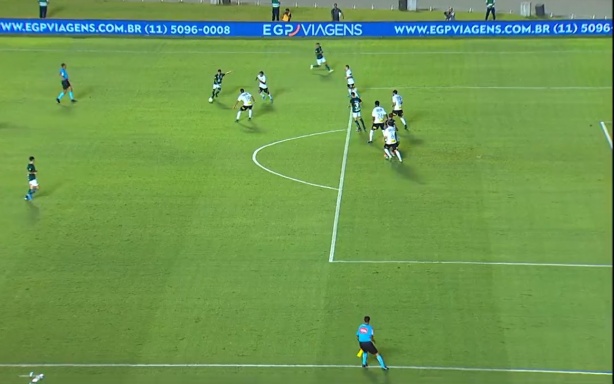 Com dois volantes à sua frente e a linha de quatro montada na área, Michael achou um lindo chute