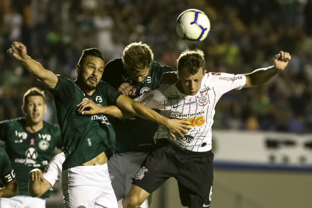 Carlos Augusto disputa bola durante a partida contra o Goiás