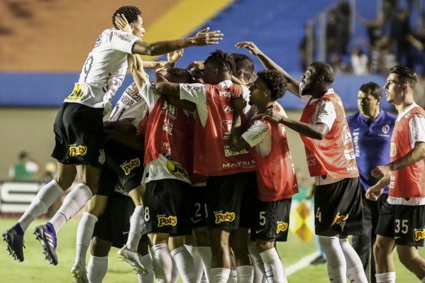 Corinthianos comemoram o primeiro gol contra o Goiás