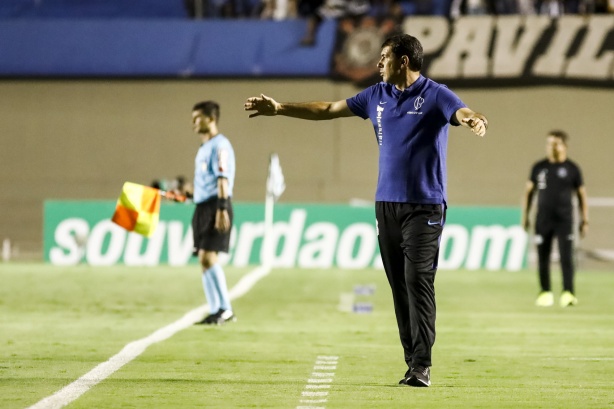 Fábio Carille fala com o time no Serra Dourada durante o jogo contra o Goiás