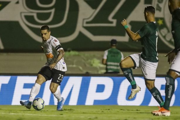 Fagner durante o empate com o Goiás