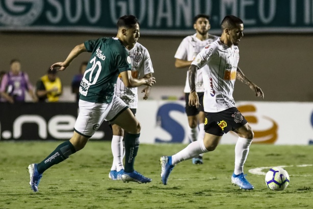 Fagner e Bruno Méndez na partida contra o Goiás