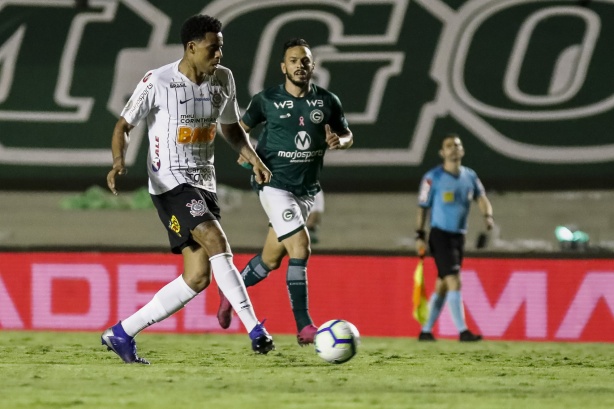 Gustagol durante o empate com o Goiás no Serra Dourada