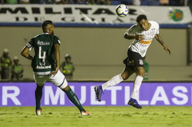 Gustavo cabeceia a bola durante partida contra o Goiás