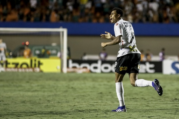 Gustavo comemora seu gol contra o Goiás