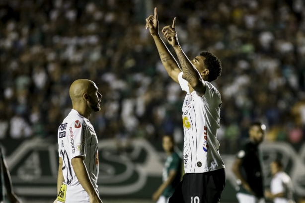 Gustavo e Régis comemoram o gol de pênalti do Corinthians contra o Goiás