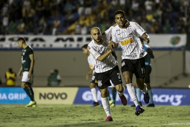 Gustavo e Régis comemoram o segundo gol do Corinthians contra o Goiás