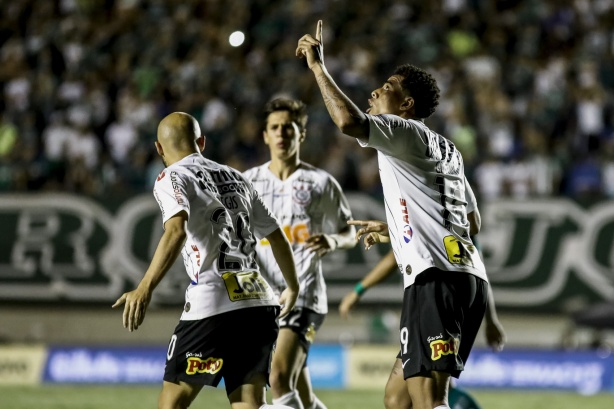 Gustavo, Régis e Vital comemoram o gol de pênalti do Corinthians contra o Goiás