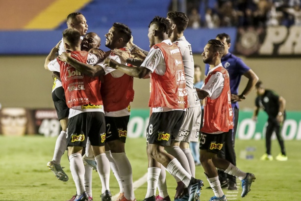 Janderson comemora com os jogadores que estavam no banco do Timão