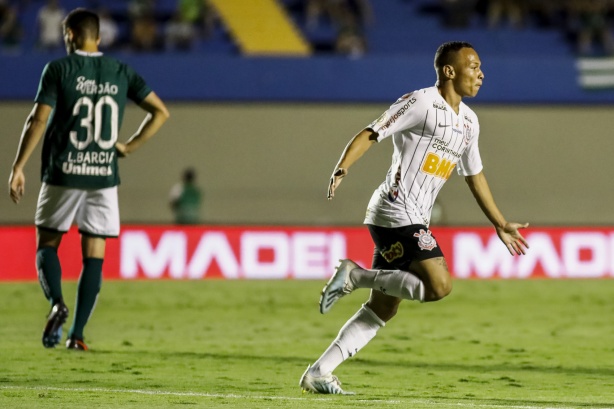 Mais uma imagem de Janderson comemorando seu gol com a camisa do Timão