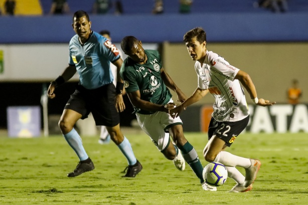 Mateus Vital durante o empate contra o Goiás