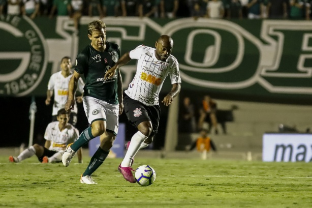 Vagner Love durante o jogo do Corinthians contra o Goiás